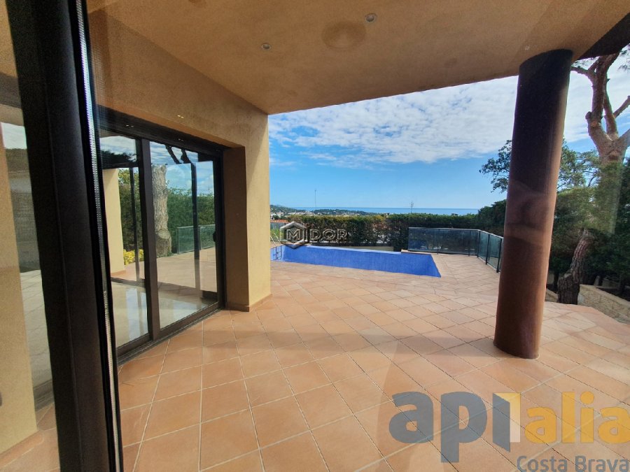 Exclusiva casa d'obra nova a S'Agaró (Costa Brava), a menys d'1km de la platja de Sant Pol i amb vistes a mar.