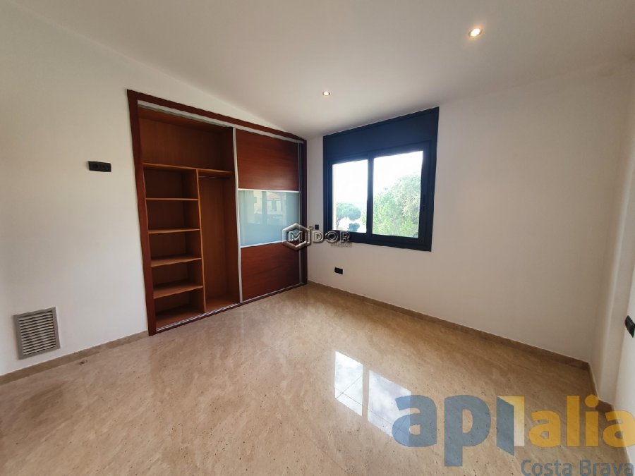 Exclusiva casa d'obra nova a S'Agaró (Costa Brava), a menys d'1km de la platja de Sant Pol i amb vistes a mar.