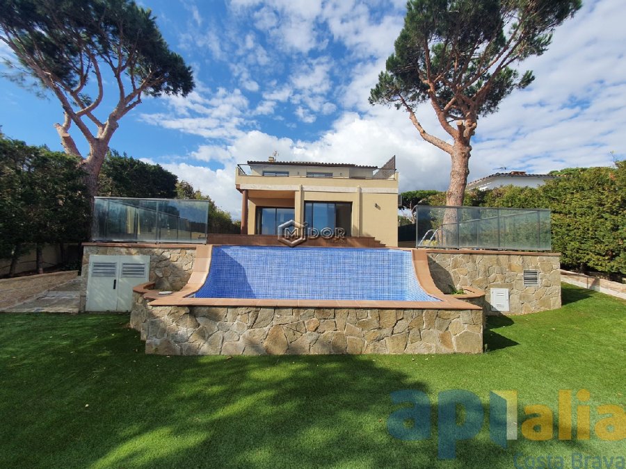 Exclusiva casa d'obra nova a S'Agaró (Costa Brava), a menys d'1km de la platja de Sant Pol i amb vistes a mar.