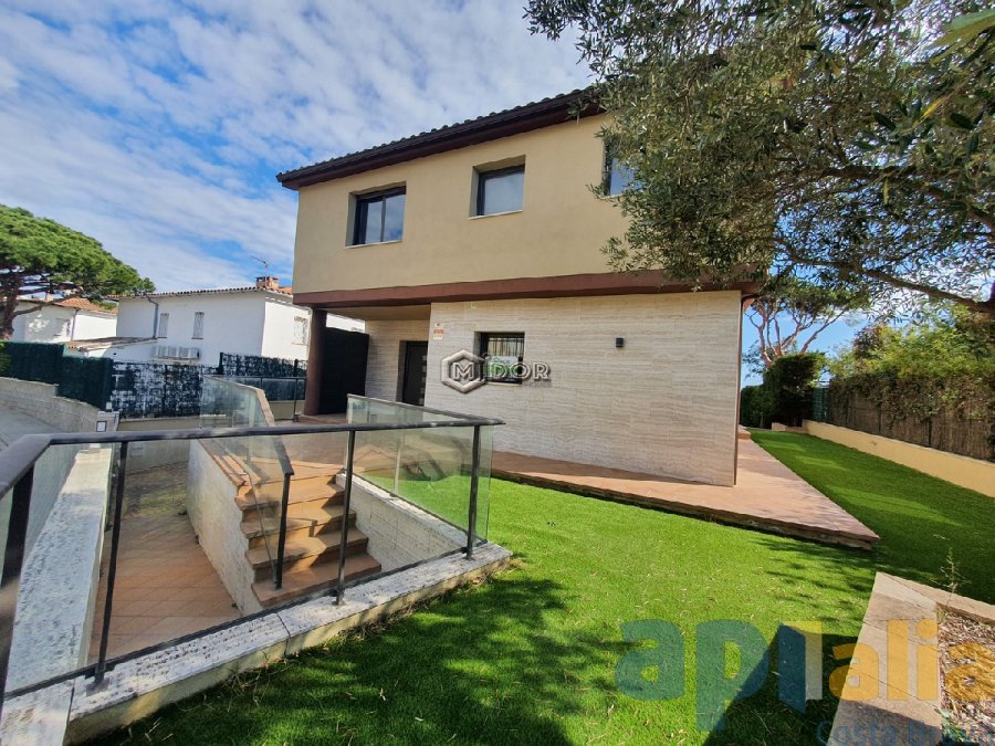 Exclusiva casa d'obra nova a S'Agaró (Costa Brava), a menys d'1km de la platja de Sant Pol i amb vistes a mar.