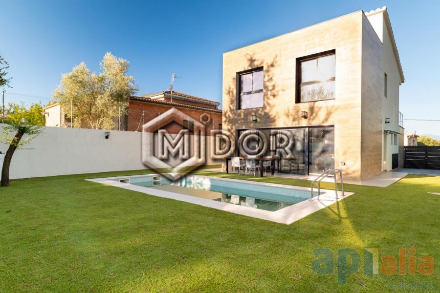 VIL·LA MODERNA AMB PISCINA PRIVADA, GARATGE I JARDÍ A CAN SOLÀ GROS II