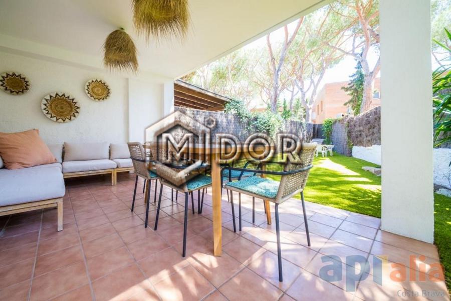 CASA ADOSSADA AMB JARDÍ AL CENTRE