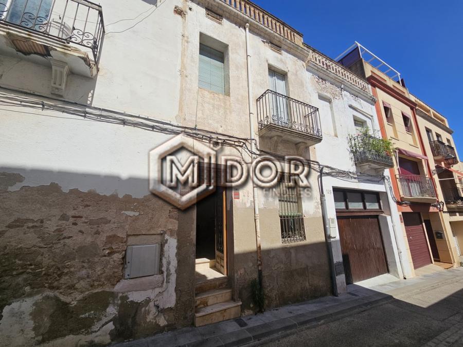 CASA DE POBLE A REFORMAR A TAN SOLS 600m DE LA PLATJA