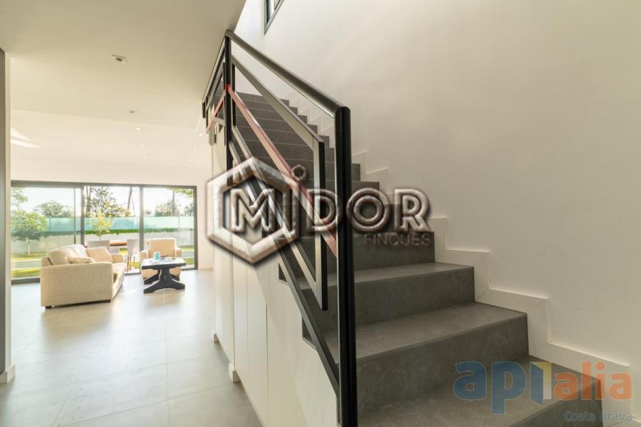 MODERN VILLA WITH PRIVATE POOL, GARAGE AND GARDEN IN CAN SOLÀ GROS II