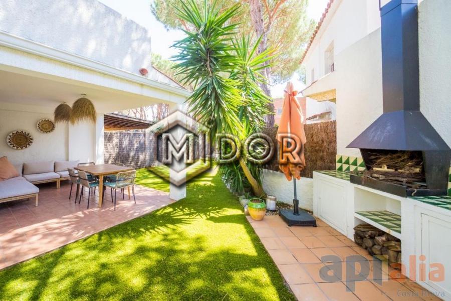 CASA ADOSSADA AMB JARDÍ AL CENTRE