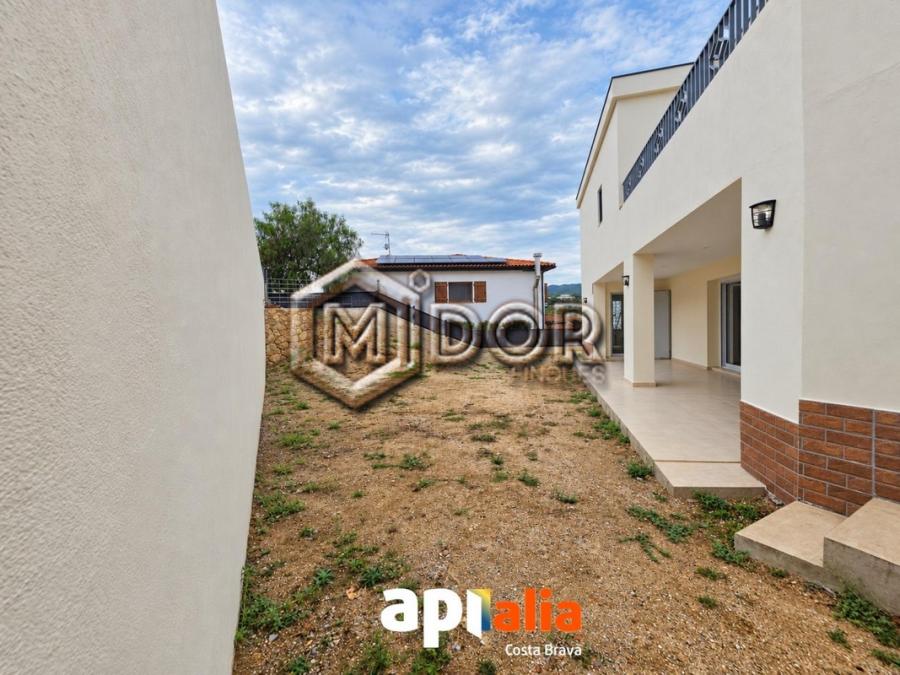 CASA DE NOVA CONSTRUCCIÓ AMB JARDÍ A (Mas Pere) CALONGE