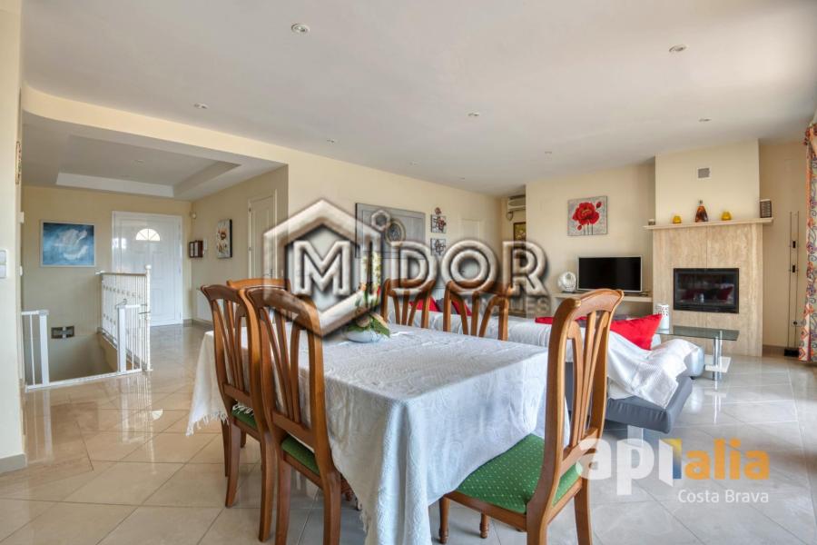 HOUSE WITH POOL IN CALONGE