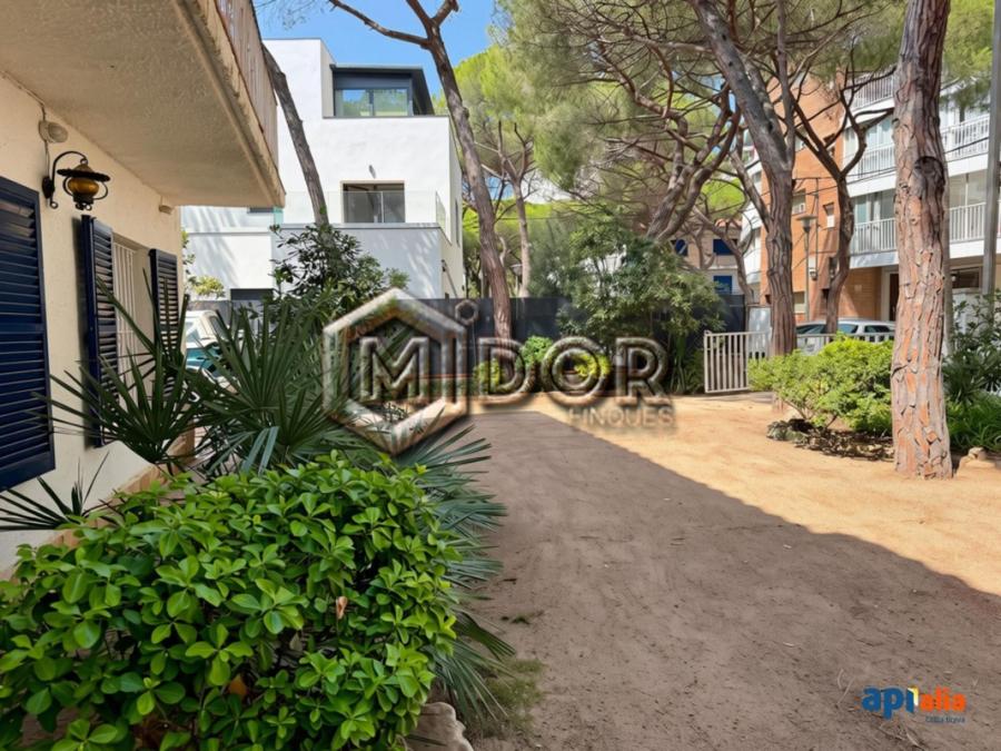 HOUSE WITH PRIVATE GARDEN AND 2 INDEPENDENT HOMES, SECOND LINE FROM THE SEA IN PLATJA D’ARO