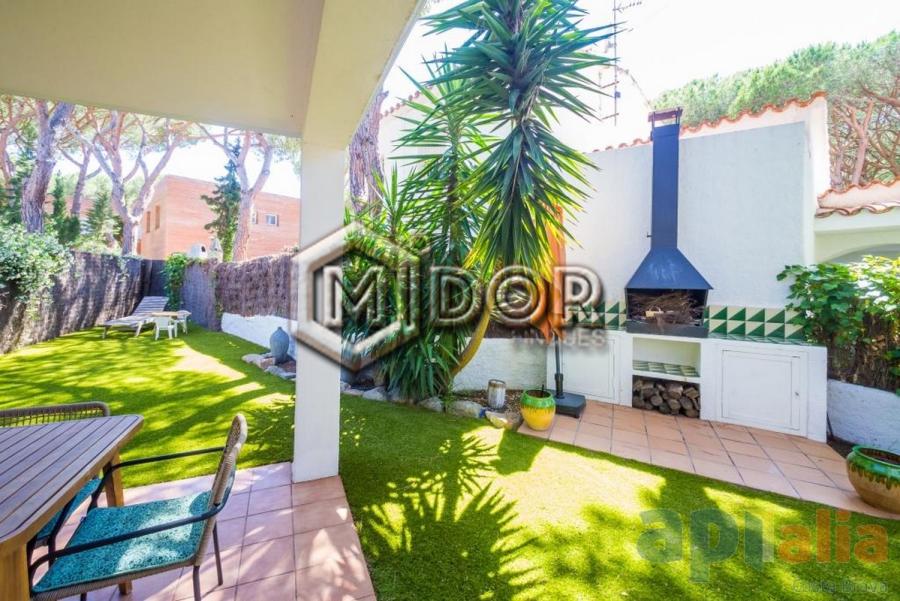 CASA ADOSSADA AMB JARDÍ AL CENTRE