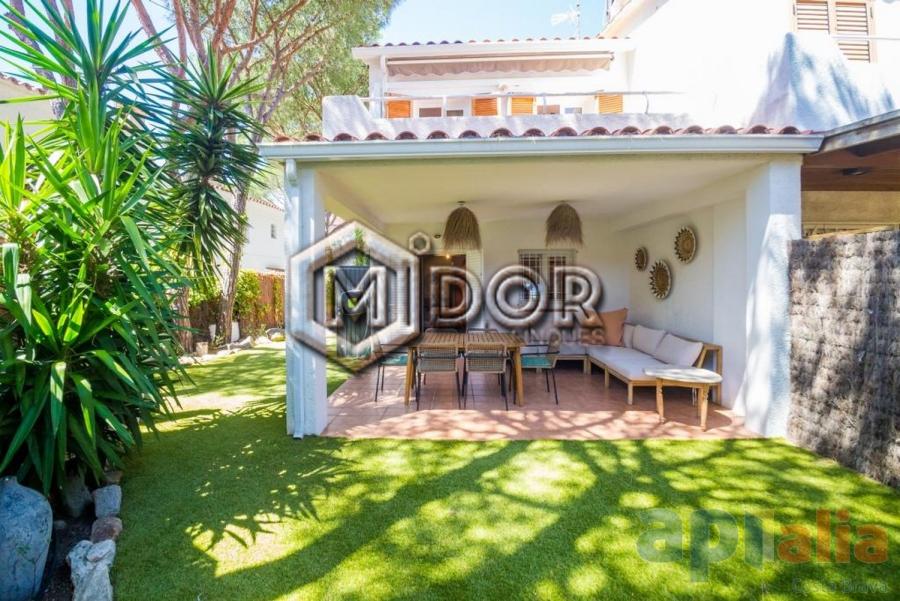 CASA ADOSSADA AMB JARDÍ AL CENTRE