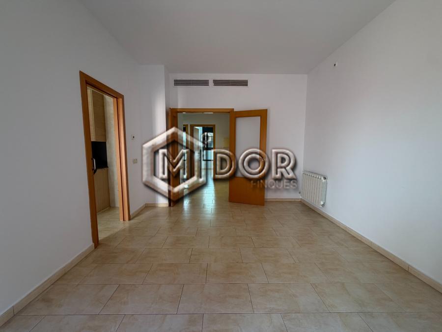 PLANTA BAIXA AMB TERRASSA A TAN SOLS 650m DE LA PLATJA