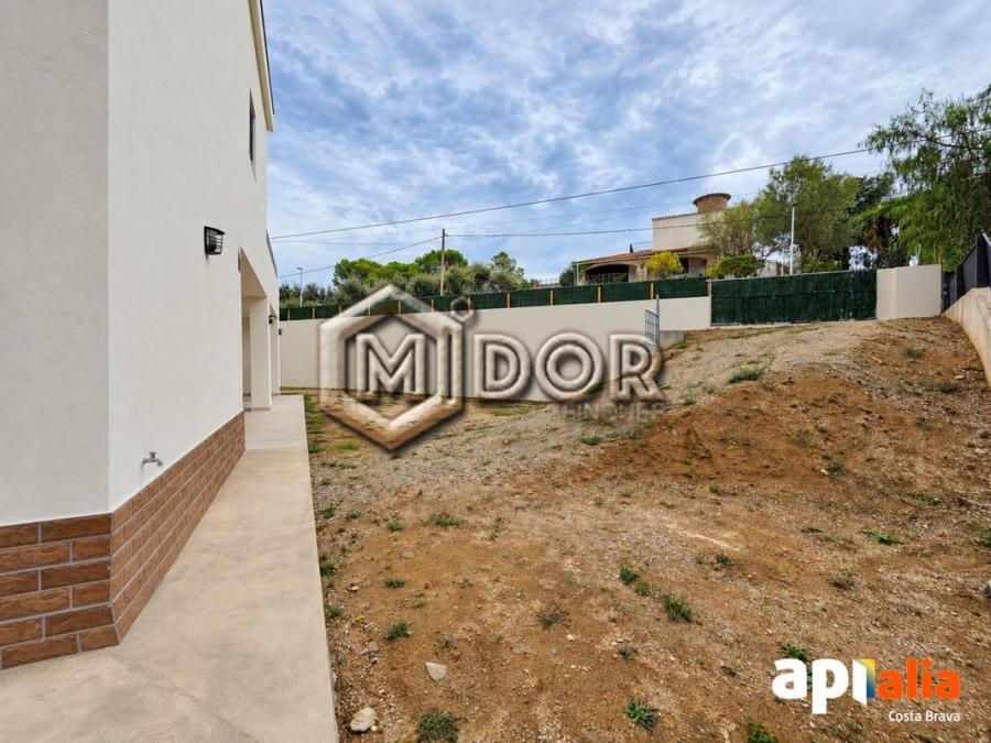 CASA DE NOVA CONSTRUCCIÓ AMB JARDÍ A (Mas Pere) CALONGE