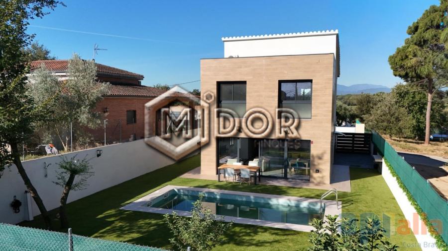 MODERN VILLA WITH PRIVATE POOL, GARAGE AND GARDEN IN CAN SOLÀ GROS II