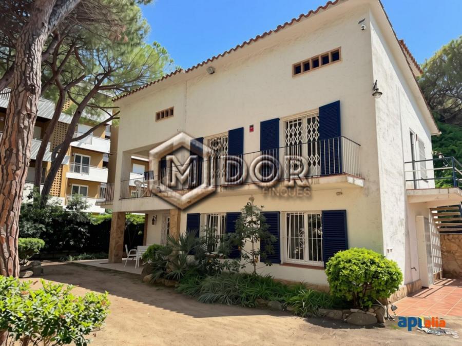 HOUSE WITH PRIVATE GARDEN AND 2 INDEPENDENT HOMES, SECOND LINE FROM THE SEA IN PLATJA D’ARO