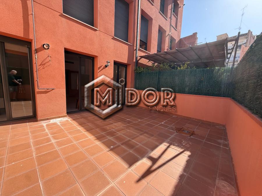 PLANTA BAIXA AMB TERRASSA A TAN SOLS 650m DE LA PLATJA