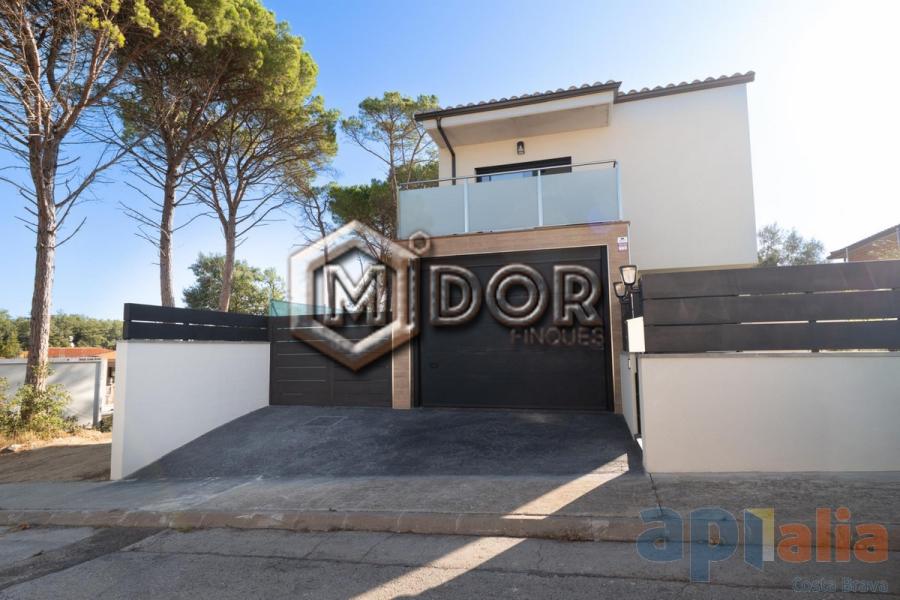 MODERN VILLA WITH PRIVATE POOL, GARAGE AND GARDEN IN CAN SOLÀ GROS II