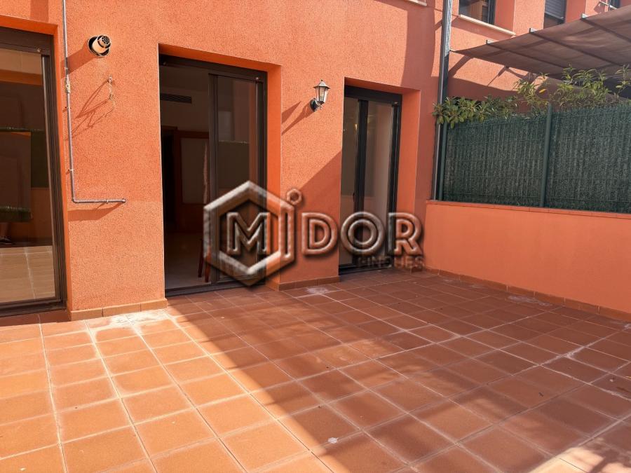 PLANTA BAIXA AMB TERRASSA A TAN SOLS 650m DE LA PLATJA