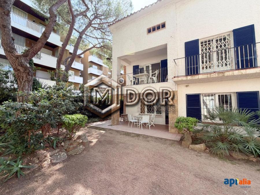 HOUSE WITH PRIVATE GARDEN AND 2 INDEPENDENT HOMES, SECOND LINE FROM THE SEA IN PLATJA D’ARO