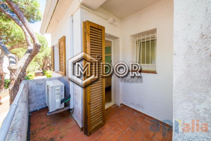 CASA ADOSSADA AMB JARDÍ AL CENTRE