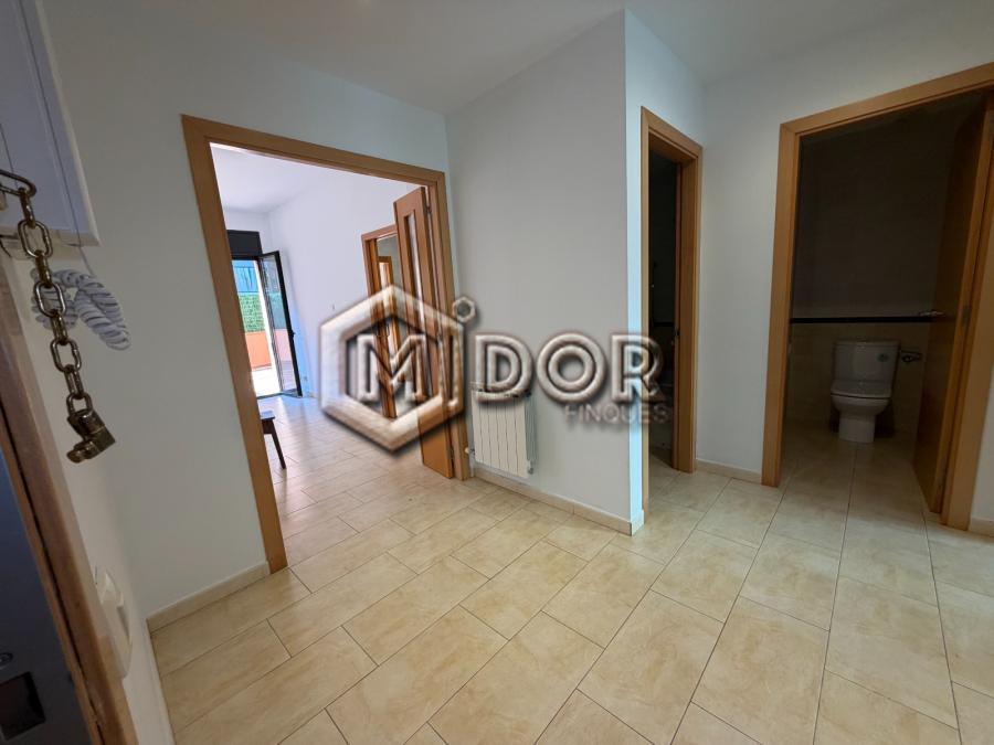 PLANTA BAIXA AMB TERRASSA A TAN SOLS 650m DE LA PLATJA