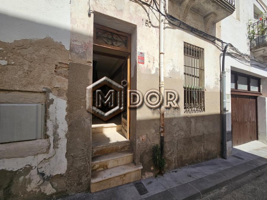 CASA DE POBLE A REFORMAR A TAN SOLS 600m DE LA PLATJA