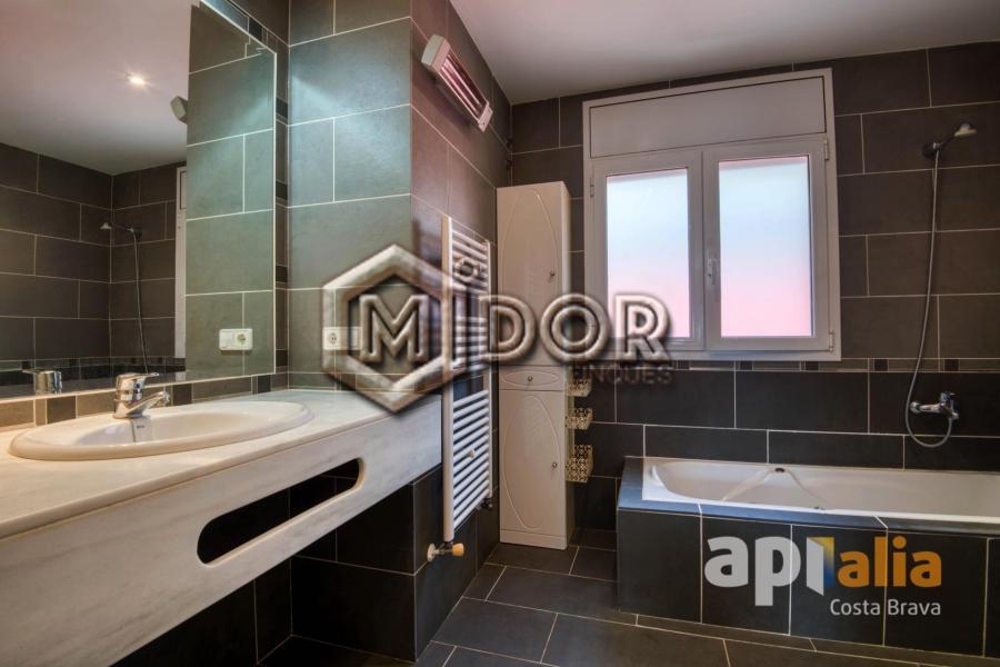 HOUSE WITH POOL IN CALONGE