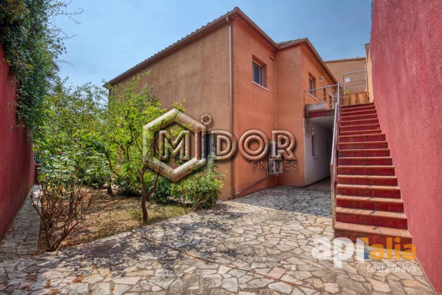 HOUSE WITH POOL IN CALONGE