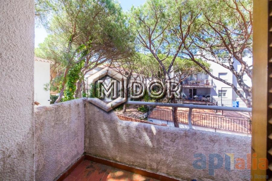 CASA ADOSSADA AMB JARDÍ AL CENTRE