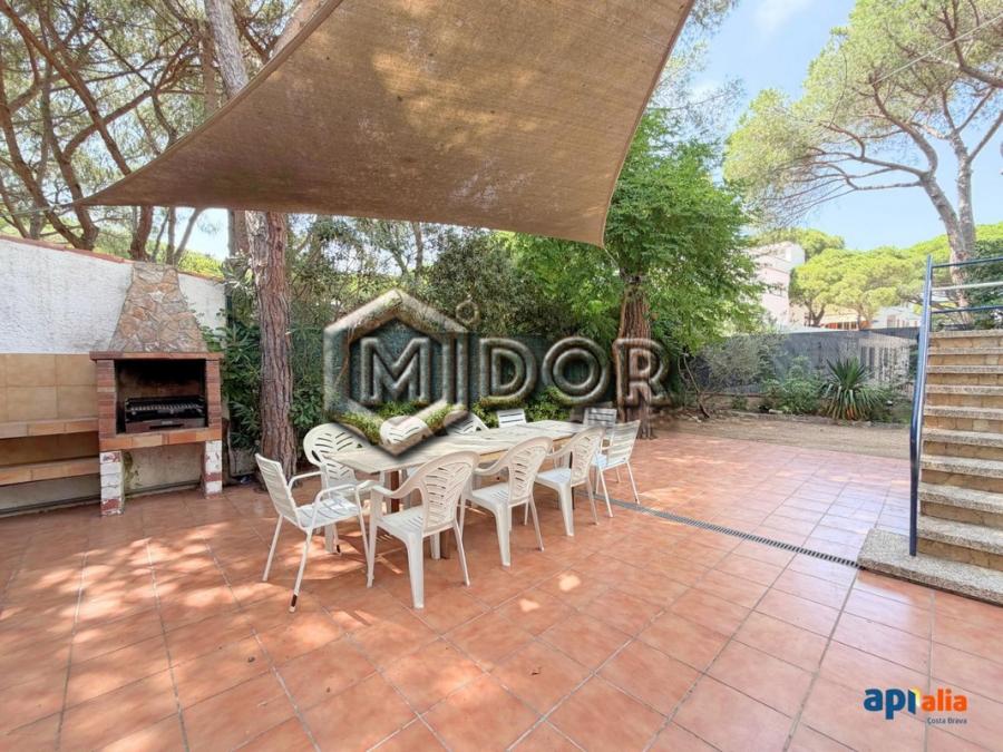 HOUSE WITH PRIVATE GARDEN AND 2 INDEPENDENT HOMES, SECOND LINE FROM THE SEA IN PLATJA D’ARO