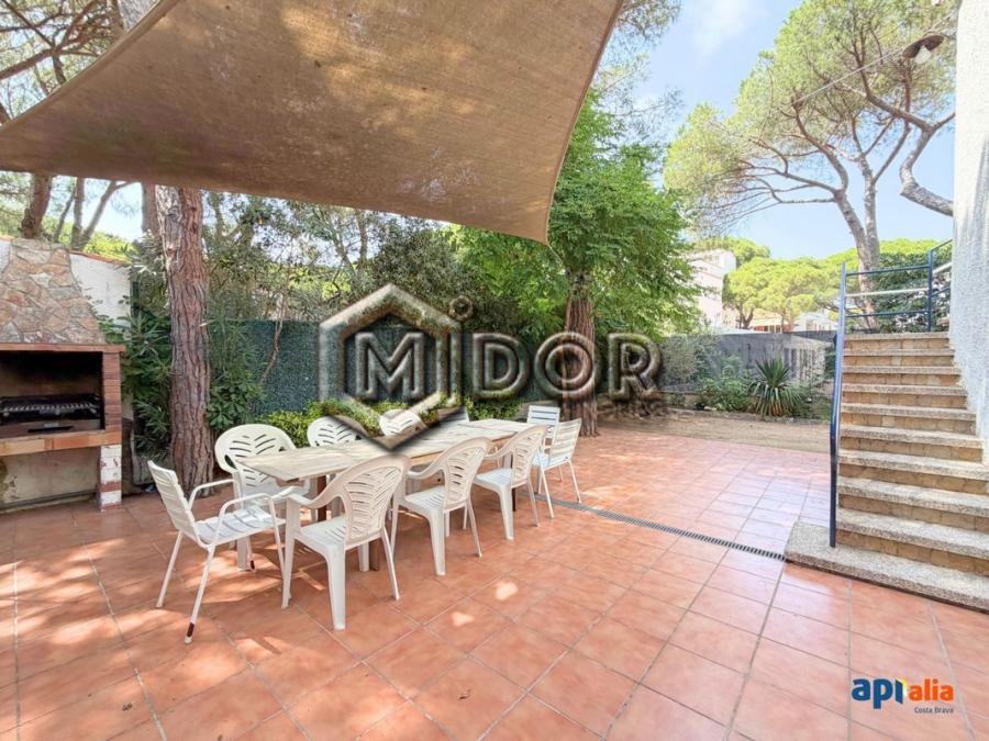 HOUSE WITH PRIVATE GARDEN AND 2 INDEPENDENT HOMES, SECOND LINE FROM THE SEA IN PLATJA D’ARO