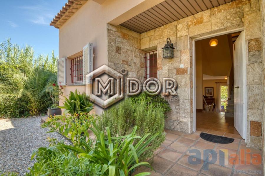 TOWNHOUSE WITH PRIVATE GARDEN IN S’AGARÓ